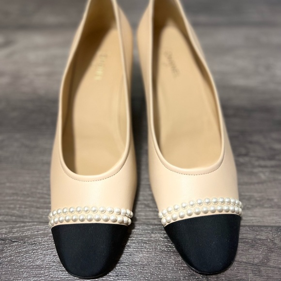 Like New Chanel Heels Beige and Black with pearls - Picture 10 of 13